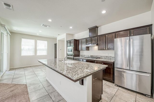 6158 E Peruna Way, Fresno, CA 93727