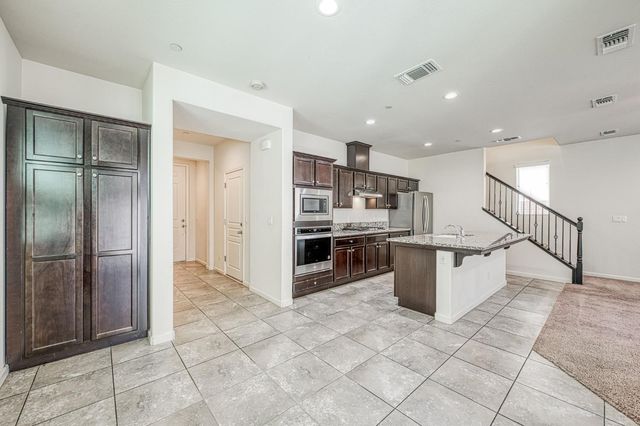 6158 E Peruna Way, Fresno, CA 93727