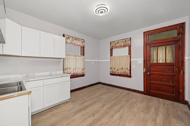 8748 S Marquette Avenue, Chicago, IL 60617