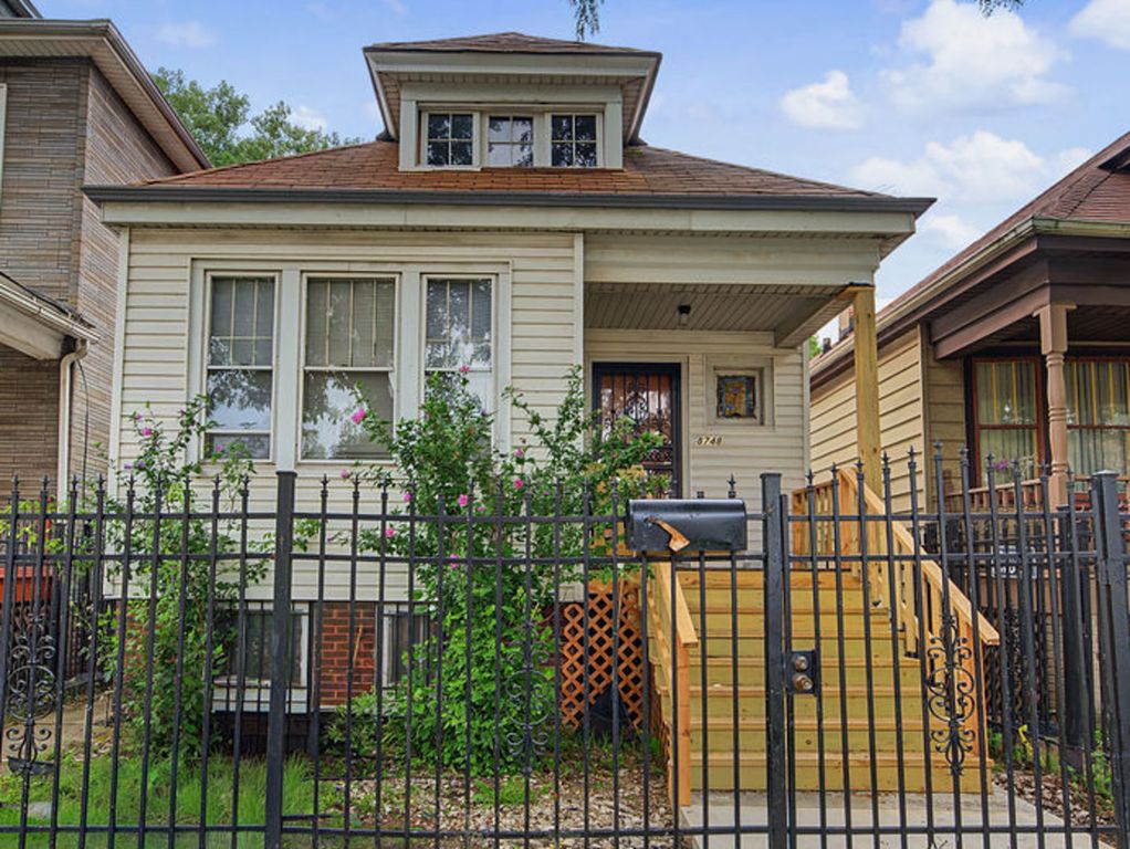 8748 S Marquette Avenue, Chicago, IL 60617