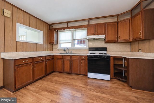 1704 MEETINGHOUSE RD, Upper Chichester, PA 19061