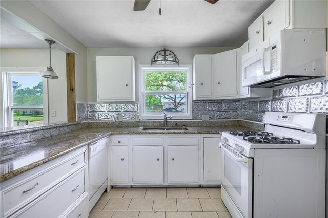 604 Fordtrand Street, Ellinger, TX 78938