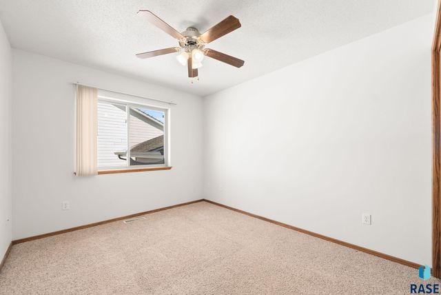 4613 S Grinnell Ave Avenue, Sioux Falls, SD 57106