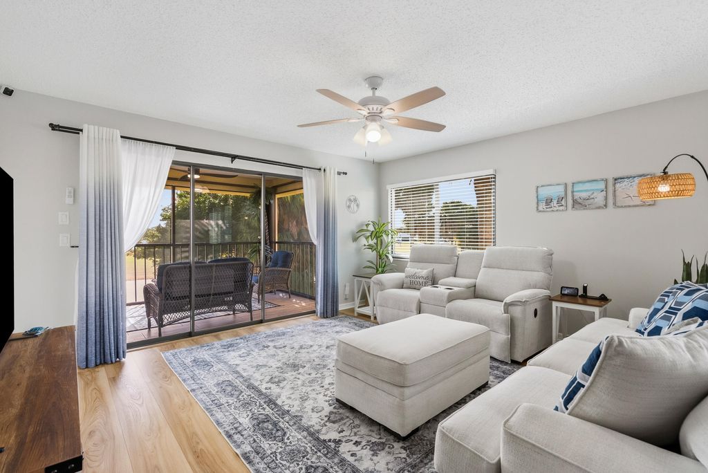 6940 SE Constitution Boulevard 206, Hobe Sound, FL 33455