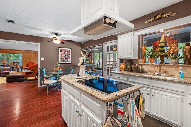 2000 Shadow Ridge Drive, Arlington, TX 76006