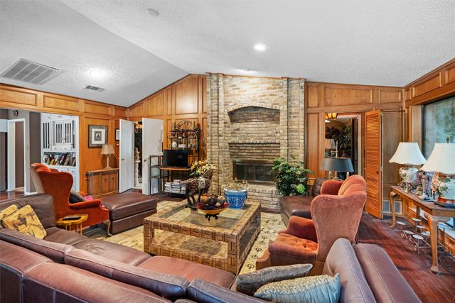 2000 Shadow Ridge Drive, Arlington, TX 76006