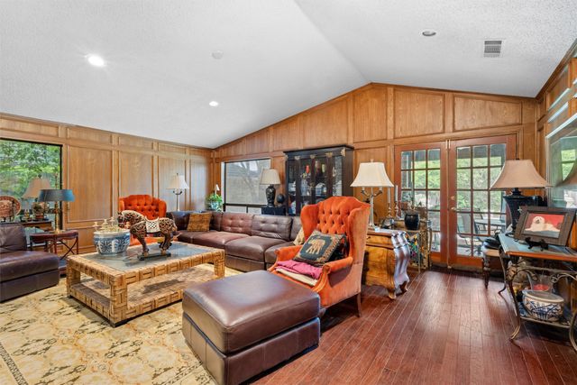 2000 Shadow Ridge Drive, Arlington, TX 76006