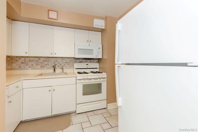 1374 Midland Avenue PH8, Bronxville, NY 10708