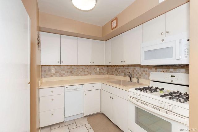 1374 Midland Avenue PH8, Bronxville, NY 10708