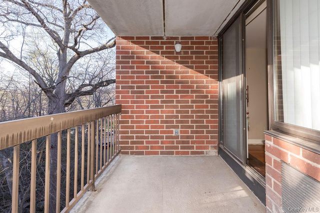 1374 Midland Avenue PH8, Bronxville, NY 10708