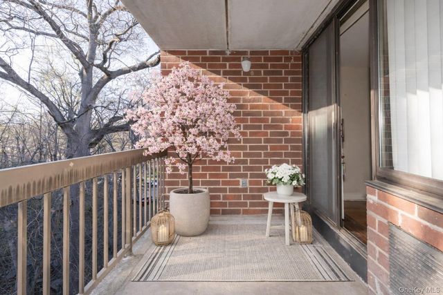 1374 Midland Avenue PH8, Bronxville, NY 10708