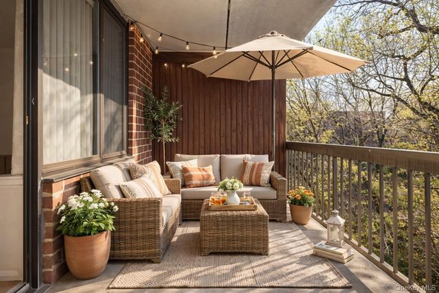 1374 Midland Avenue PH8, Bronxville, NY 10708