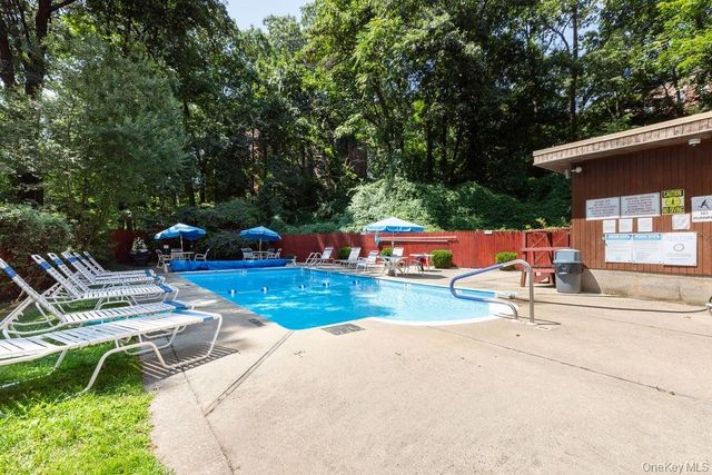 1374 Midland Avenue PH8, Bronxville, NY 10708