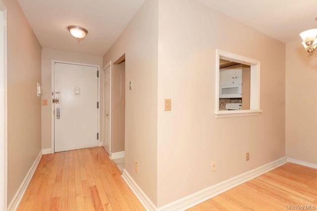 1374 Midland Avenue PH8, Bronxville, NY 10708