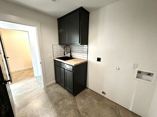 1053 Bluff Creek Drive, Strawn, TX 76475