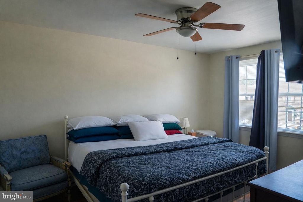 Image 12 of property listing at 221 E MEDWICK GARTH, Baltimore, MD 21228