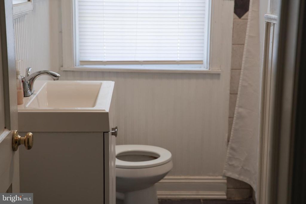 Image 14 of property listing at 221 E MEDWICK GARTH, Baltimore, MD 21228