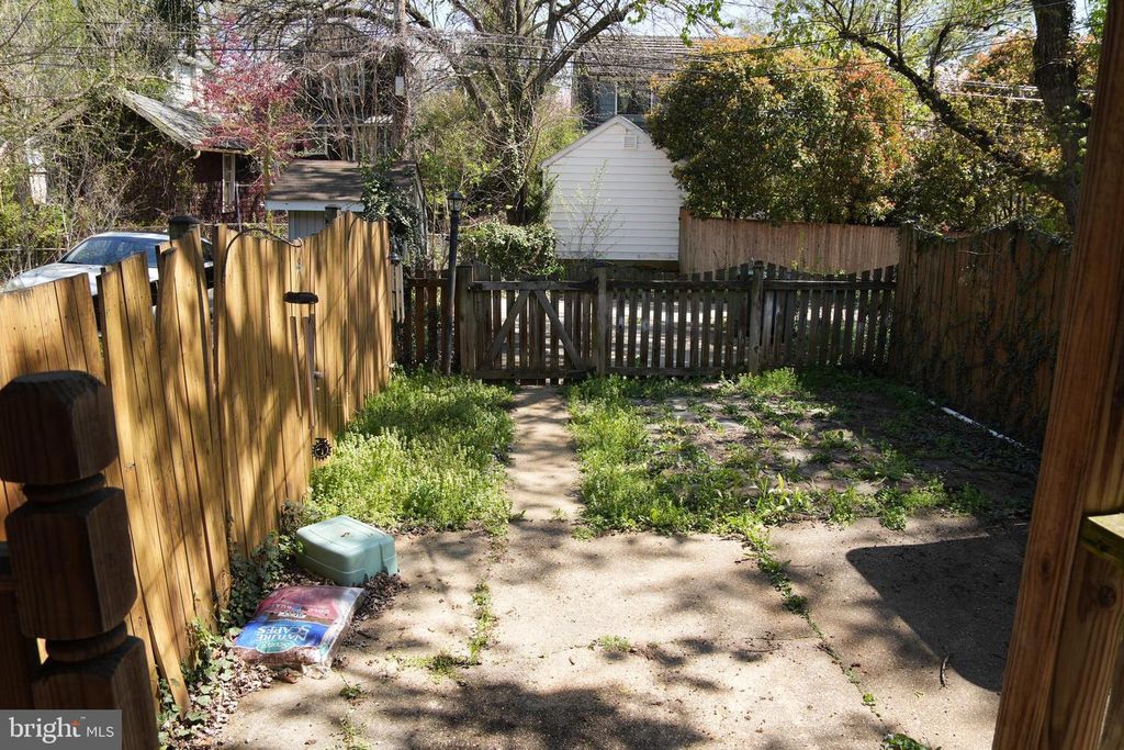 Image 19 of property listing at 221 E MEDWICK GARTH, Baltimore, MD 21228