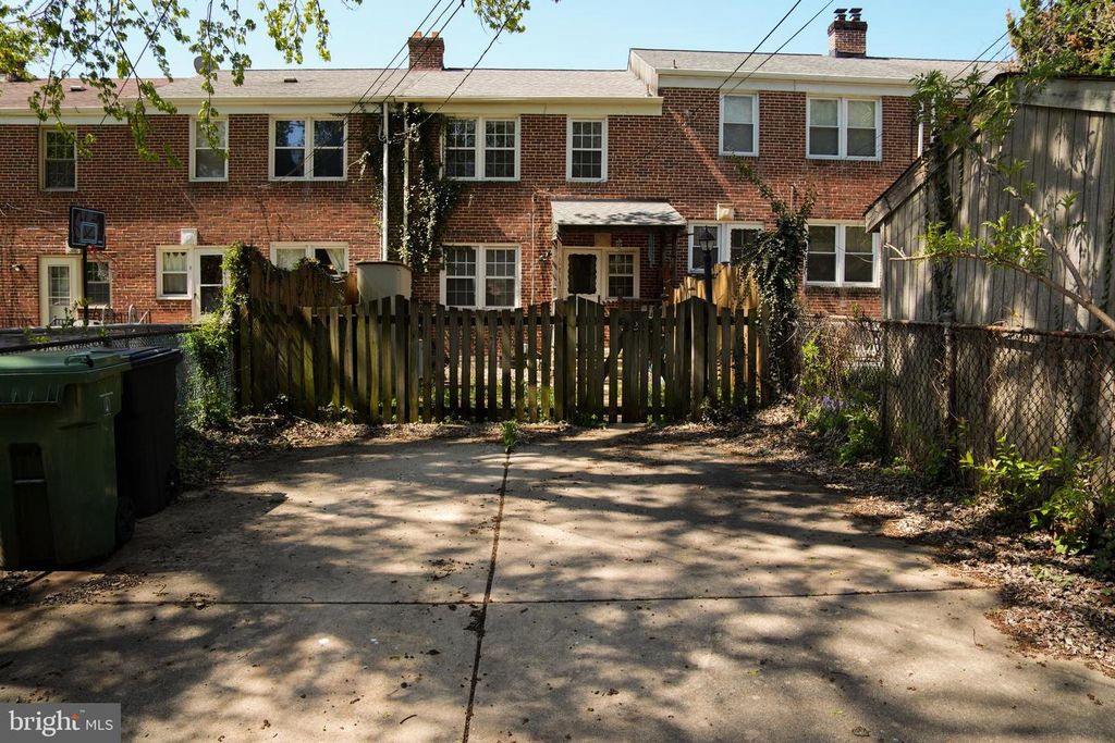 Image 20 of property listing at 221 E MEDWICK GARTH, Baltimore, MD 21228