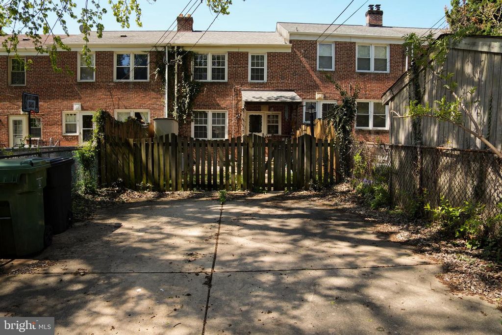 Image 21 of property listing at 221 E MEDWICK GARTH, Baltimore, MD 21228