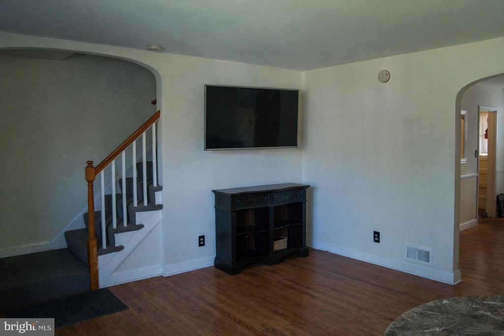 Image 3 of property listing at 221 E MEDWICK GARTH, Baltimore, MD 21228