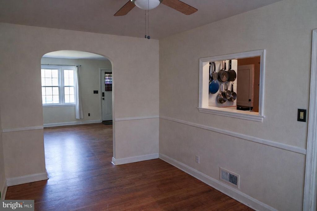 Image 6 of property listing at 221 E MEDWICK GARTH, Baltimore, MD 21228