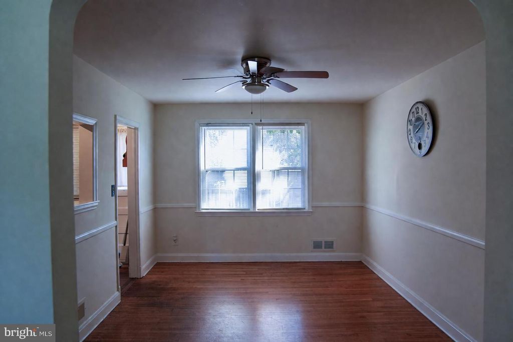 Image 7 of property listing at 221 E MEDWICK GARTH, Baltimore, MD 21228