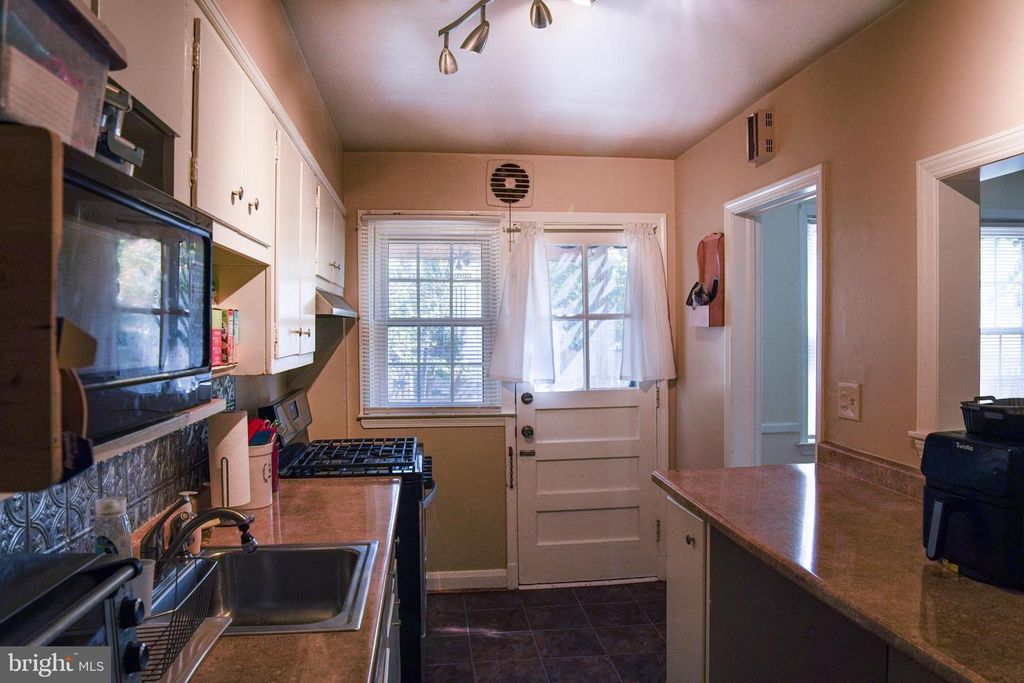 Image 9 of property listing at 221 E MEDWICK GARTH, Baltimore, MD 21228