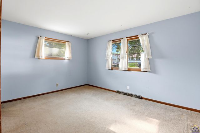 4336 SE 25th ST, Topeka, KS 66605