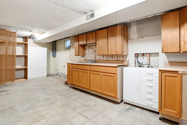 4336 SE 25th ST, Topeka, KS 66605