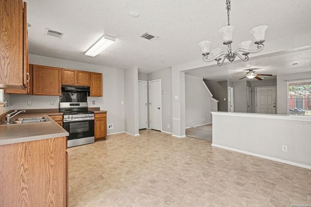 7 Moondance Hl, San Antonio, TX 78254