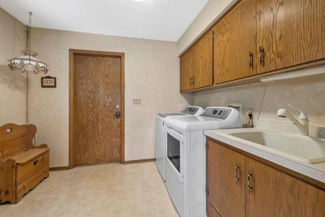15075 Kings Ridge COURT, Brookfield, WI 53005