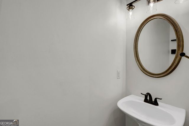 1044 Liberty Parkway NW, Atlanta, GA 30318