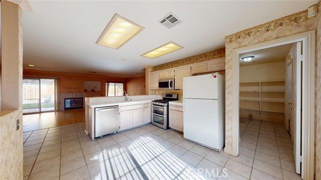 6157 W Avenue J4, Lancaster, CA 93536