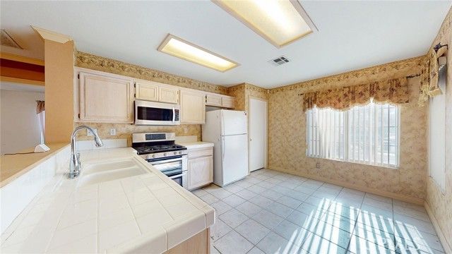 6157 W Avenue J4, Lancaster, CA 93536