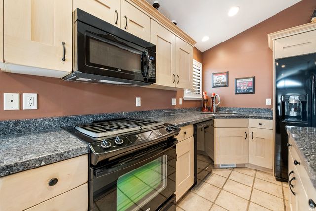 446 E GREEN HAVEN DR, Midvale, UT 84047