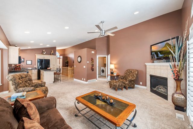 446 E GREEN HAVEN DR, Midvale, UT 84047