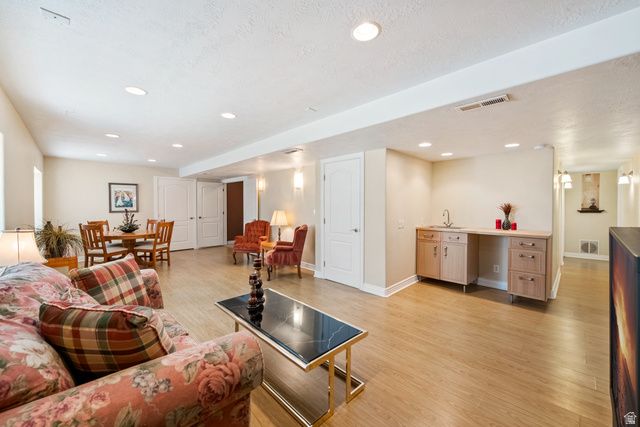 446 E GREEN HAVEN DR, Midvale, UT 84047