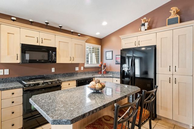 446 E GREEN HAVEN DR, Midvale, UT 84047