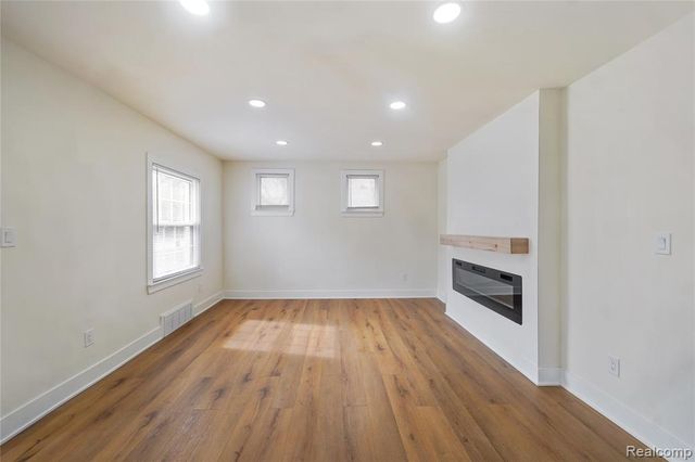 19133 Huntington Avenue, Harper Woods, MI 48225