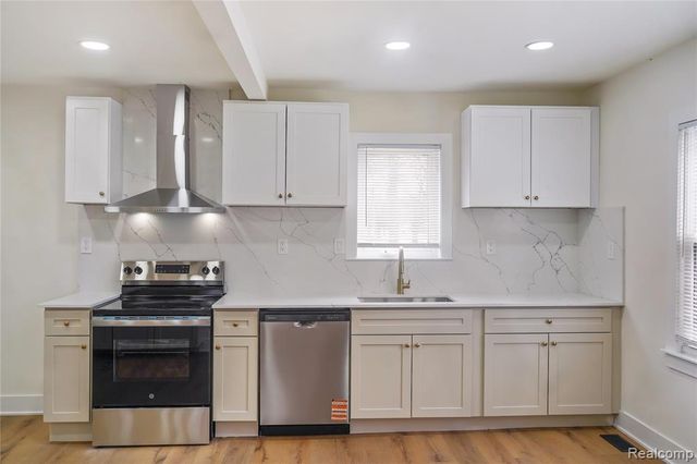 19133 Huntington Avenue, Harper Woods, MI 48225