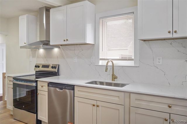 19133 Huntington Avenue, Harper Woods, MI 48225