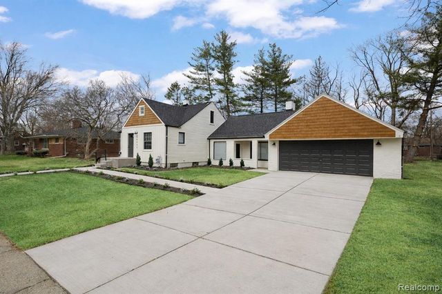 19133 Huntington Avenue, Harper Woods, MI 48225