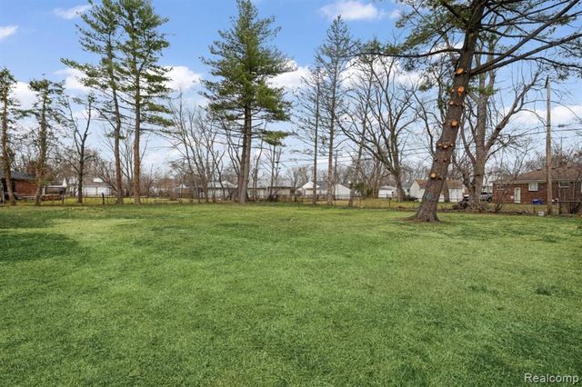 19133 Huntington Avenue, Harper Woods, MI 48225