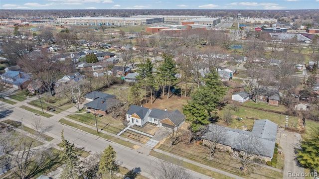 19133 Huntington Avenue, Harper Woods, MI 48225