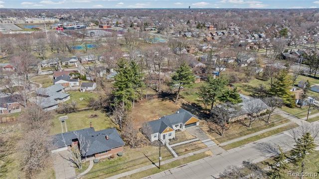 19133 Huntington Avenue, Harper Woods, MI 48225