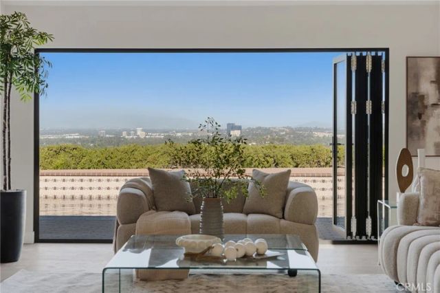 6052 Maury Avenue, Woodland Hills, CA 91367