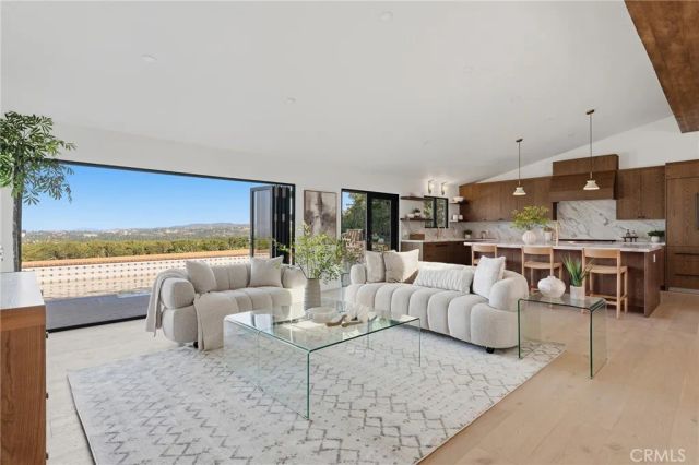 6052 Maury Avenue, Woodland Hills, CA 91367