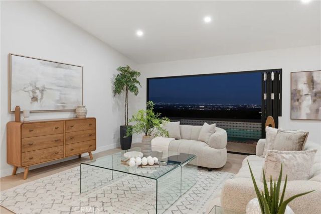 6052 Maury Avenue, Woodland Hills, CA 91367