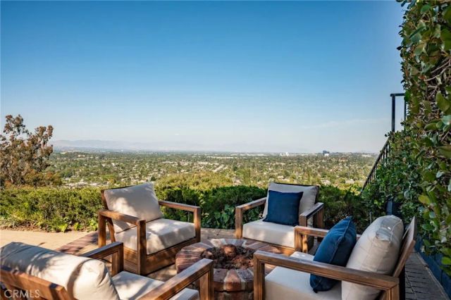 6052 Maury Avenue, Woodland Hills, CA 91367
